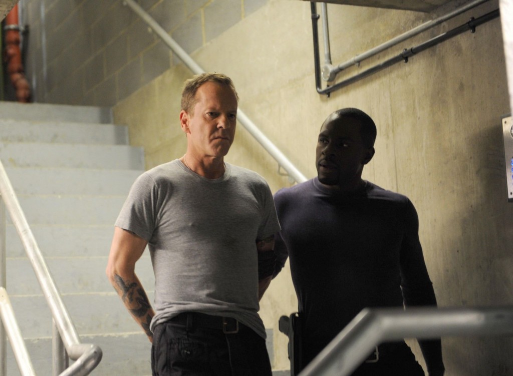 Jack Bauer arrive, menotté (Kiefer Sutherland)