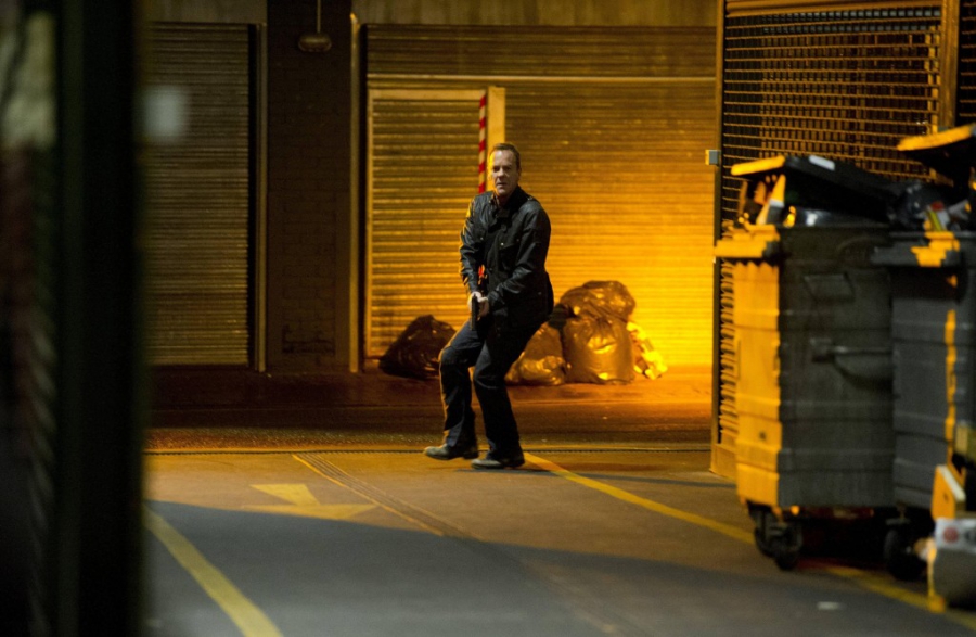 Jack Bauer (Kiefer Sutherland) s'arrête à l'entrée d'une ruelle