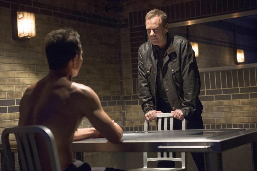 Jack Bauer (Kiefer Sutherland) veut des réponses de Steve Navarro (Benjamin Bratt) 