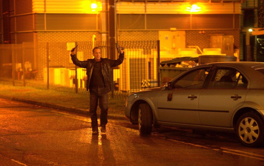 Jack Bauer (Kiefer Sutherland) s'avance les mains en l'air