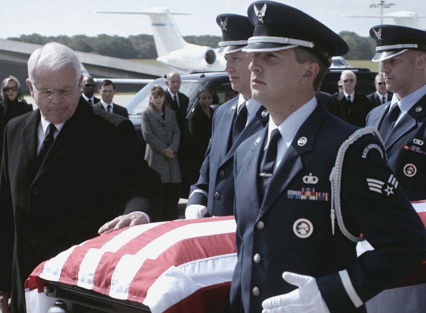 James Heller (William Devane) accompagne le cercueil de sa fille